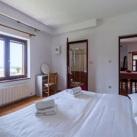 Apartment Ornela Kastelir